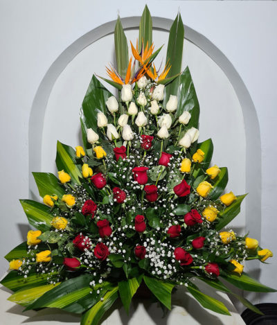 Arreglo triangular solo rosas