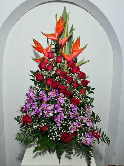 Arreglo con rosas y orquideas