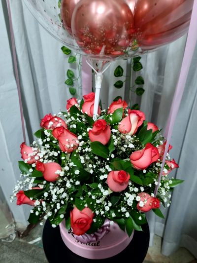 Balde de fresas y flores