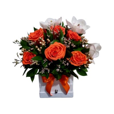 Cofre con rosas y orquideas